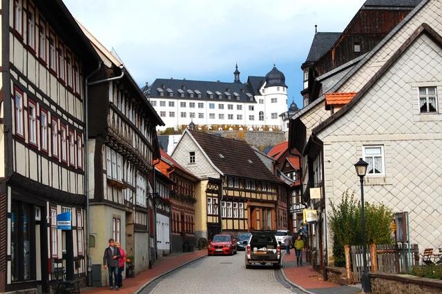 Das Schloss der Grafen zu Stolberg liegt auf einer vorgeschobenen Anhöhe. Zu drei Seiten geht es steil hinunter.