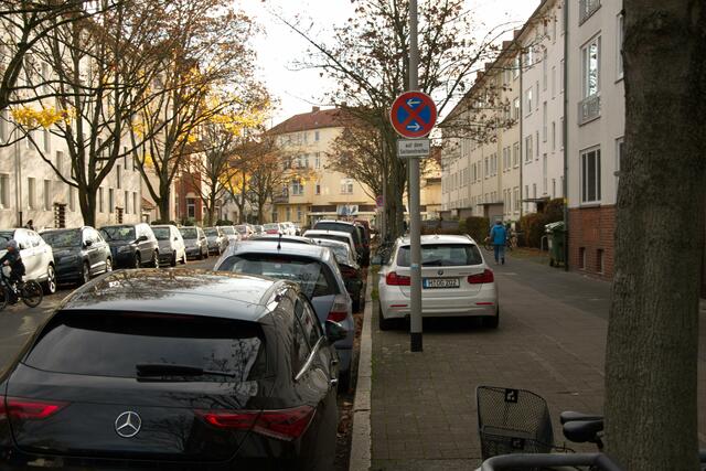 Wie dieses Bild zeigt, ist auch die zusätzliche Beschilderung völlig vergeblich.