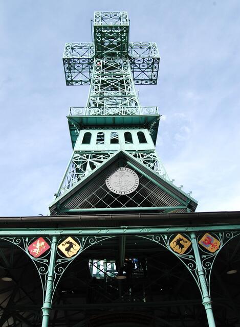 Auf dem Großen Auerberg steht das Josephskreuz, ein 38 Meter hoher Aussichtsturm, 1896 aus vernietetem Stahlfachwerk errichtet. Vorbild war der pariser Eifelturm.