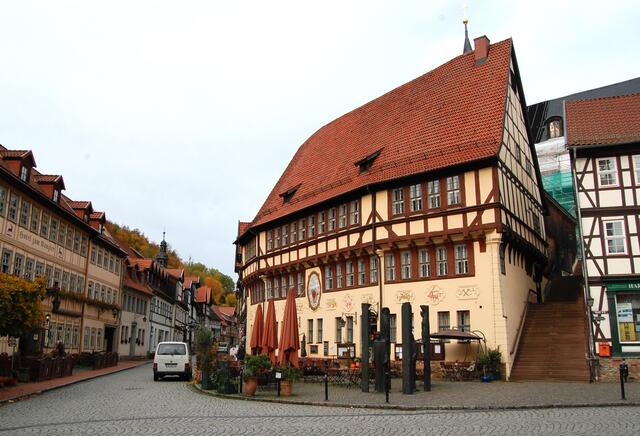 Das Rathaus ist ein prachtvolles Gebäude. Im Jahr 1454 wurde es erbaut.