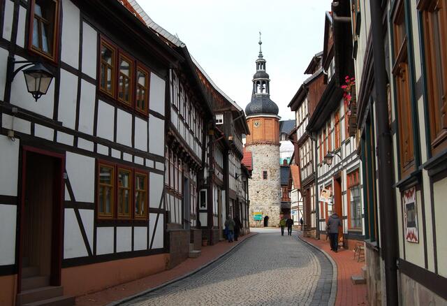 Der Blick durch die Niedergasse zum Seigerturm.