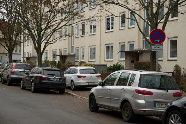 Das (hier abschließende) Schild scheint dem Falschparker (weißes Auto)  den Eindruck zu vermitteln, dass sein Verhalten hier geduldet wird. Das ist falsch: Das Parken auf dem Gehweg ist nur erlaubt, wenn es durch Zeichen oder Markierungen geboten wird!