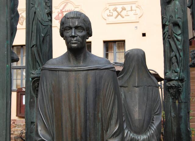 Das Thomas Müntzer Denkmal auf dem Rathausvorplatz mit Martin Luther im Vordergrund. Zur Zeit der Bauernkriege wurden sie zu Gegnern. Luther wollte eine friedliche Revolution, Müntzer den Kampf gegen die Obrigkeit.