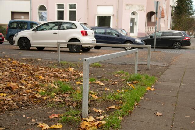 Unerlaubtes Parken auf dem Gehweg in der Abelmannstr. Damit nicht auch noch die "Grün-"fläche zugeparkt wird, sind hier bereits Bügel installiert worden.