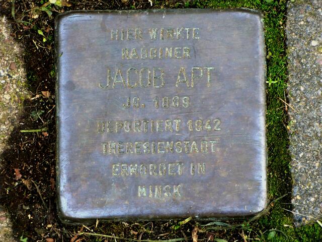 Mit diesem  Stolperstein
 soll an das Schicksal der Menschen erinnert werden, die in der Zeit des Nationalsozialismus (NS-Zeit) verfolgt, ermordet, deportiert, vertrieben oder in den Suizid getrieben wurden. Hier Jacob Apt aus Pattensen.