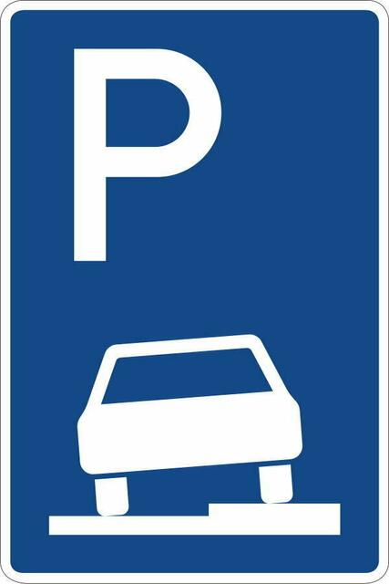 Das sogen. "Richtzeichen 315" zeigt genau wie (hier mit der rechten Fahrzeugseite auf dem Bordstein) abweichend geparkt werden darf.