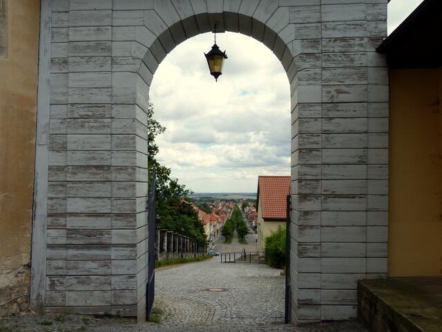Eingangstor des Schlosshofes mit der Kastanienallee (Archivbild)