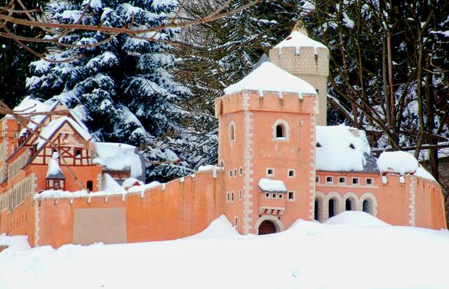 Ausschnitt aus dem Modell der, auf dem Hausberg im Selketal gelegenen, Burg Anhalt am Schlossplatz in Ballenstedt (Archivbild)