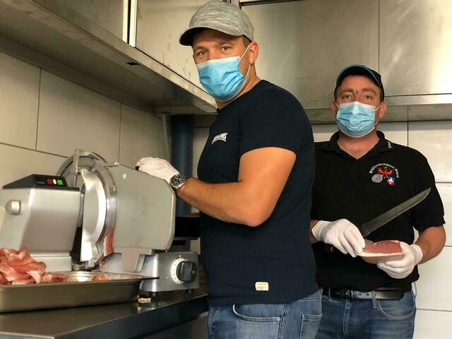 Tobi und Hannes haben schon früh am Samstag mit dem Schneiden des Specks angefangen | Foto: Hannes Seitz