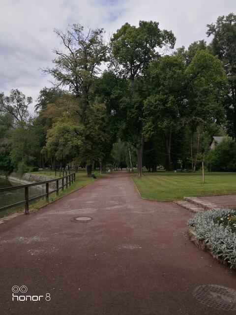 Die Wege sind wunderschön angelegt. Radfahren ist dort verboten, was ich richtig finde. So kann man beim Schieben des Rades den schönen Park bestaunen.