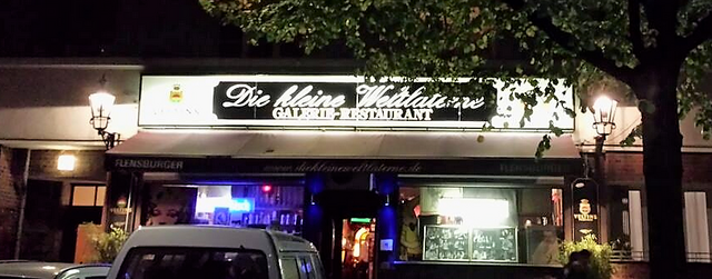Kleine Weltlaterne =  Live-Musik, Jazz, Lesungen, Kunstausstellungen, Traditionslokal u. Künstlertreff in der City West Wilmersdorf. Ein legendärer Platz, man weiß nie, wer hereinschaut, ob es Rolf Eden, Frank Zander oder sonstwer ist. In diesem Laden sassen schon die Rolling Stones, Insterburg & Co und alle, die auf den zahllosen Fotos an den Wänden abgebildet sind.