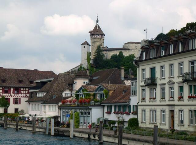 Rheinpromenade mit Blick auf die Festungsanlage Munot