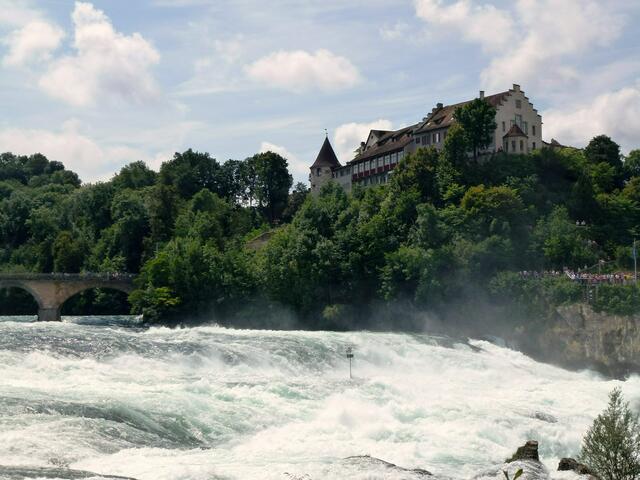 Am Rheinfall mit Blick auf Schloss Laufen