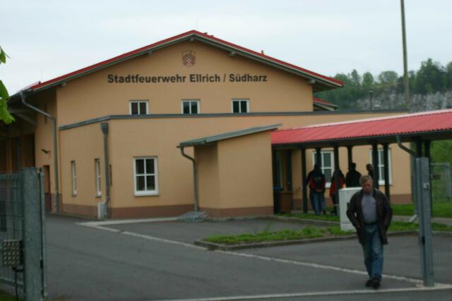 Das Bahnhofsgebäude Ellrich, welches von der Stadtfeuerwehr Ellrich genutzt wird. Der ehemalige Güterschuppen  wird heute als Garage für die Einsatzfahrzeuge genutzt.