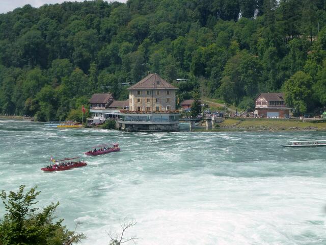 Blick auf das Schlössli Wörth mit Panorama-Restaurant, links daneben die An- und Ablegestelle für Ausflugsboote.