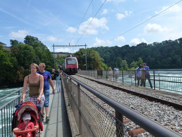 Die Brücke dient dem Fußgänger- und Bahnverkehr.