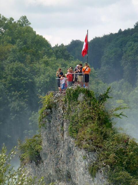 Auf dem Felsengipfel ist die Schweizer Flagge gehisst.