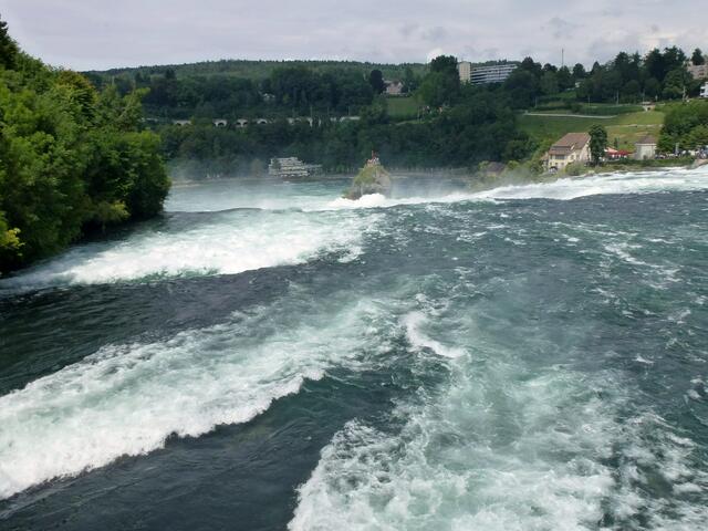 Im Hintergrund eine weiterer Eisenbahnbrücke. Man überquert sie mit dem Zug von Zürich und nach Zürich. Vom Zug aus kann man auf den Rheinfall schauen.