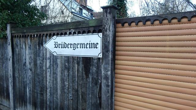 Wegweiser zum Gemeindehaus der Brüdergemeine in der Kirchgasse (bis 1909 hiess die Straße 'Mala ulicka' = enge Gasse)