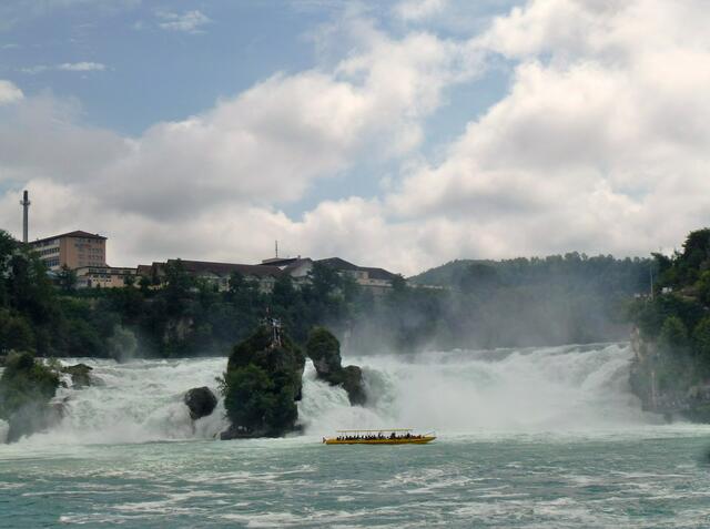 Im Hintergrund liegt Neuhausen