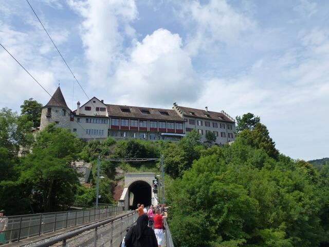 Wir nähern uns Schloss Laufen ...