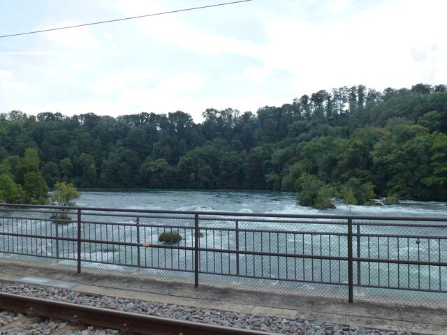 Hinter der Brücke macht das Flussverlauf einen Bogen.