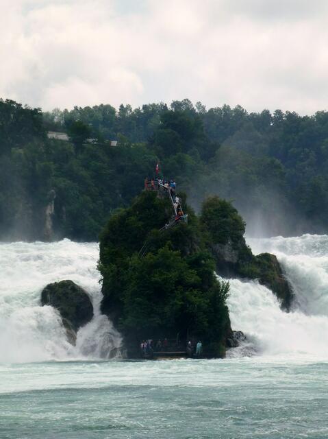 Mitten im Rheinfall ein spektakulärer Aussichtspunkt, der nur über den Bootsverkehr erreichbar ist.
