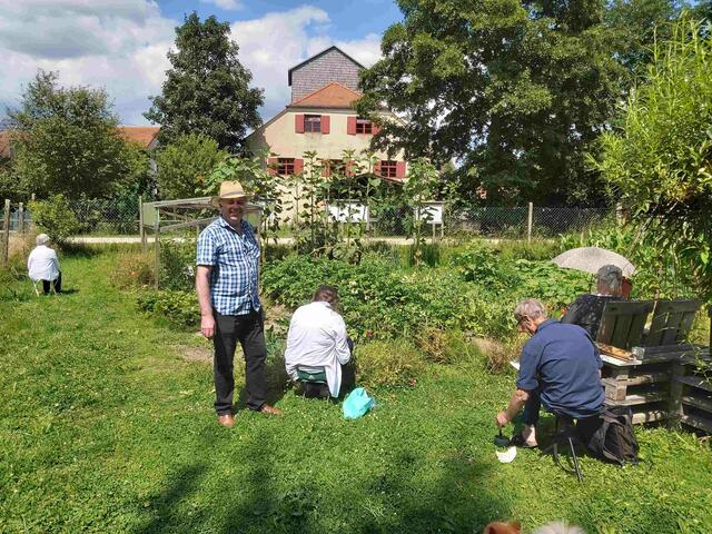 Georg Kleber beim Malkurs in der Mühle und auf dem Gelände
