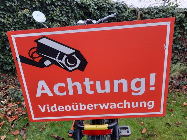 Bild 2/8. Platz 1: Dieses Schild hinten am Fahrrad ist am wirksamsten für die Einhaltung des Überholabstandes 🚗/🚲, also min. 1,5 m innerorts / min. 2,0 m außerorts.