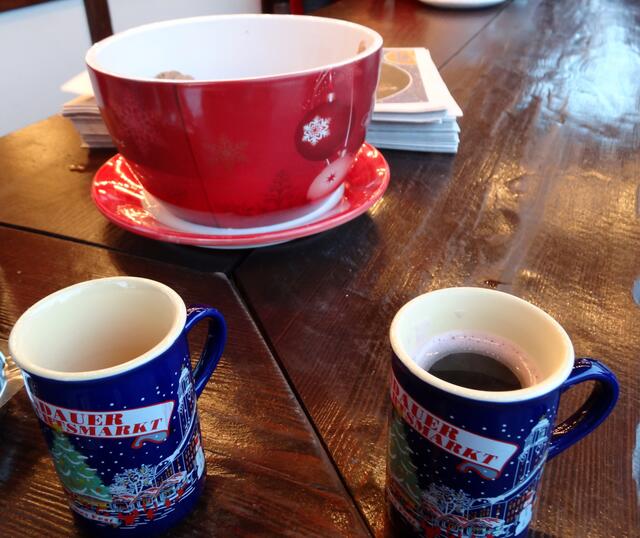 Bild vom letzten Jahr, Spandauer Weihnachtsmarkt, der ebenfalls nicht stattfindet.  Stände mit Glühwein, Lumumba und ähnlichen Heissgetränken gibt es. Dazu erklingt das Glockenspiel zu jeder vollen Stunde.