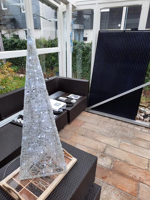Im Vordergrund die beleuchtete Weihnachtspyramide: Ab dem nächsten Jahr werden die Leuchtdioden mit Solarstrom betrieben - wenn die Sonne scheint ... Im Hintergrund: Die ausgepackte Solaranlage.