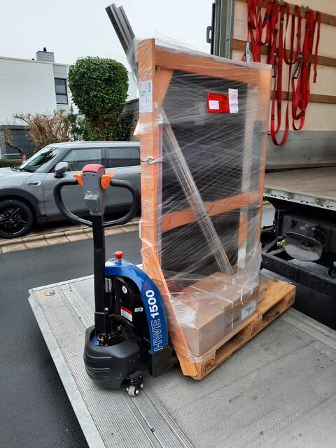 Die Lieferung auf dem Gabelhubwagen auf der Hubbühne.