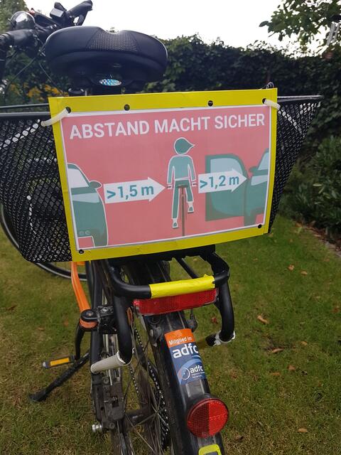 Bild 6/8. Platz 4: Dieses Schild der österreichischen Fahrradlobby ist wirksam für die Erhöhung des Überholabstandes 🚗/🚲, also min. 1,5 m / min. 2,0 m.