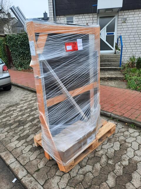 Da steht sie nun, die Solaranlage, abgeladen frei Bordsteinkante ...