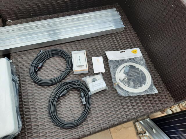 Kabelei sowie in der kleinen hellen Box der USB-WLAN-Stick, mit dem man später mit dem Handy die Daten zur erzeugten Energie auslesen kann.