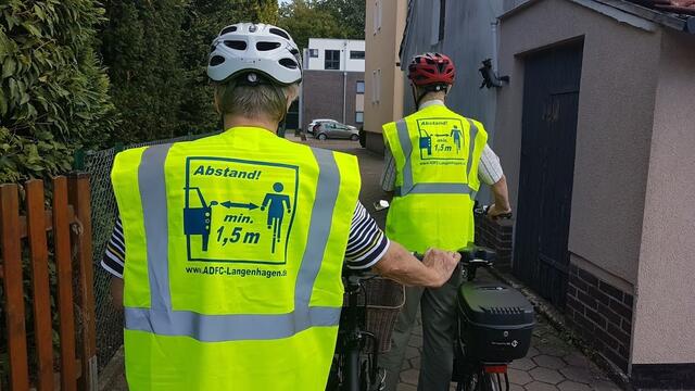 Bild 4/8. Platz 2: Diese Westen des http://ADFC-Langenhagen.de sind wirksam für die Einhaltung des Überholabstandes 🚗/🚲, also min. 1,5 m / min. 2,0 m.