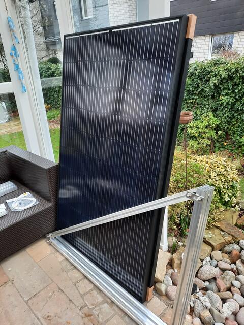 Das größte an der Lieferung sind die beiden Solarpanele, je 100 cm breit und 160 cm hoch, und je 18 kg schwer. Vorne die Böcke zur Ausrichtung der Module in Richtung Sonne: Winkel zur Sekrechten = 60 °.