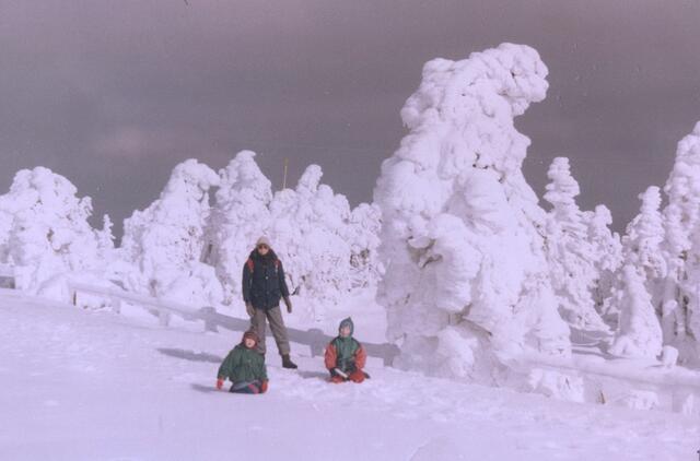 Während unsere Kinder viel Spaß beim Spielen in Schnee und Eis hatten, haben wir über die eindrucksvolle Winterlandschaft gestaunt. Eine solche kannten wir bis dahin nicht. (Foto von 1993 von der beschriebenen Tour.)