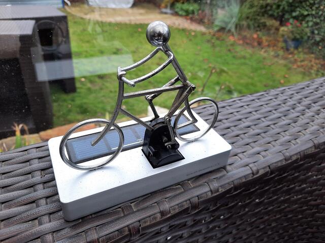 DER strampelt schon länger an dieser Stelle, immer dann, wenn die Sonne auf das kleine Solarfeld auf dem Sockel scheint .... heute leider nicht: Ist das ein etwa Omen? Seltsam ist es schon: Heute wird eine Solaranlage geliefert, und ausgerechnet heute versteckt sich die Sonne hinter grauen Wolken ...