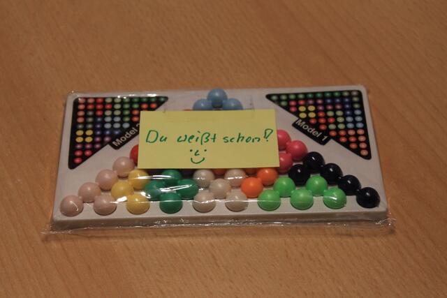 Das ist wie Sudoku - anders, aber genauso schwierig. ;-))) Aber mit der Anleitung (des Rätsels Lösung) habe ich es geschafft. ;-)