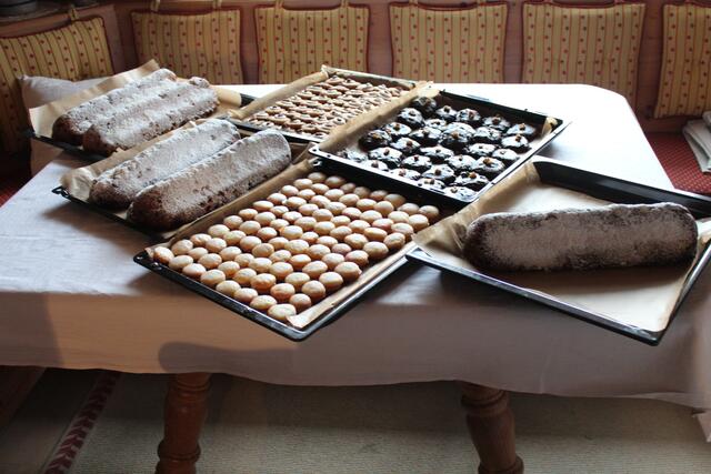 Für Bressuire aus der Backstube von Regine Nägele: 5 Stollen, Haselnußlaibchen, Rumtörtchen und Lebkuchen. Foto: Rudi Nägele
