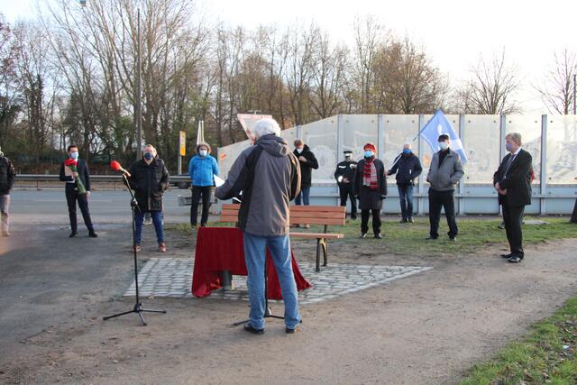 Horst Otto, DENKORTE-Initiative Neustadt (am Mikrofon), sieht in dem neuen Denkort auch eine Aufforderung, nach neuen Wegen zu friedlicher Kooperation und Verständigung zu suchen.