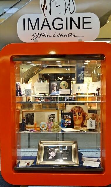 John-Lennon-Vitrine // Ausstellung in den Potsdamer Platz Arkaden "The Beatles Fab Forever" vor einigen Jahren