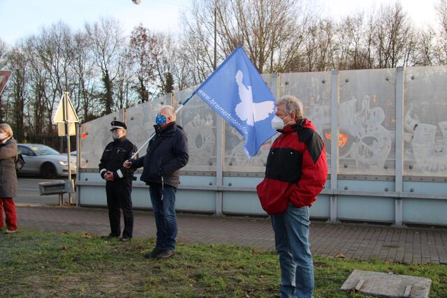 Herbert Wehe, Vorsitzender des Vereins Deutsch_Russische Friedens_Tage Bremen e. V. (vorne), und Ekkehard Lentz vom Bremer Friedensforum (mit Fahne) gehörten zu den Teilnehmern der Zeremonie.