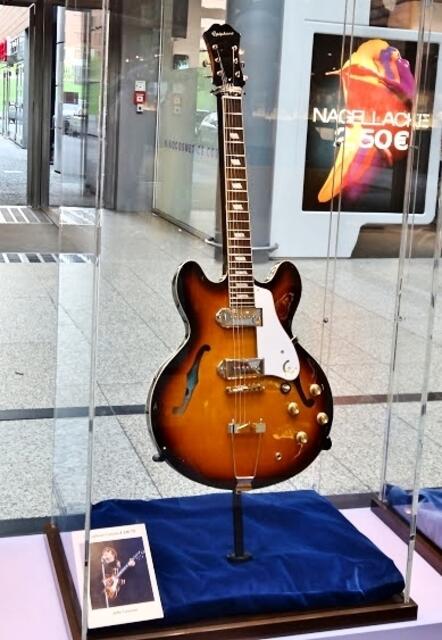 Eine von Johns Gitarren  // Ausstellung in den Potsdamer Platz Arkaden "The Beatles Fab Forever" vor einigen Jahren