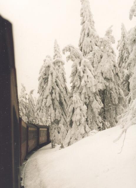 Die Bahnstrecke führt durch eine Märchenlandschaft. (Dieses Foto entand 1993 bei der beschriebenen Tour. Fast alle anderen Fotos zu späterer Zeit.)