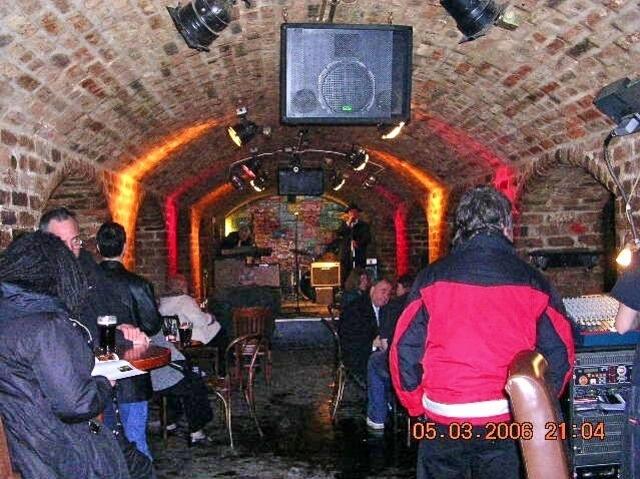 Innenansicht des Cavern-Clubs in Liverpool, so wie er heute aussieht. Dies ist jedoch nicht der historische Cavern, sondern ein Nachbau gegenüber des ursprünglkchen Clubs, der wegen des Merseyrail-Baus abgerissen wurde.  Einige der Steine des originalen Cavern wurden im neuen Club verwendet, der dem Vorbild möglichst ähnlich sehen sollte.