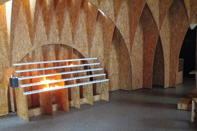 Gegenüber dem Altar.