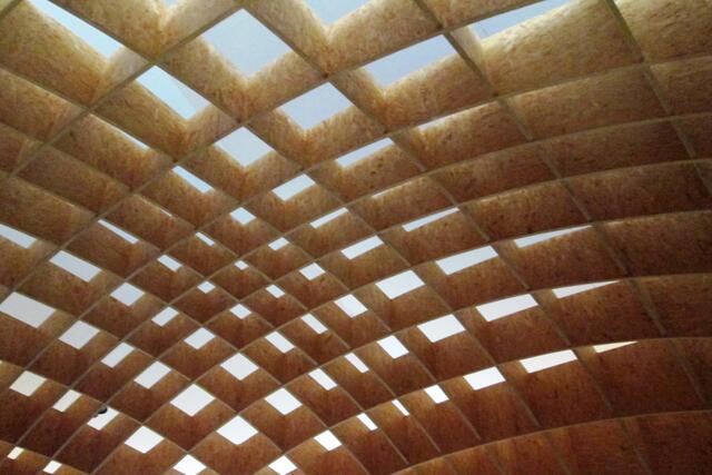 Ein gelungener Gitterhimmel aus Hartfaser überspannt den Innenraum der Kirche.
