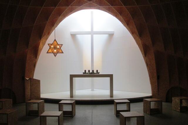 Blick zum Altar der Autobahnkirche in der Adventszeit 2020.